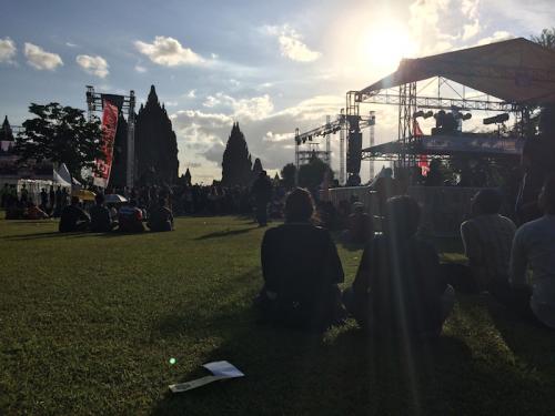 Menikmati Musik dan Senja di Saat Bersamaan